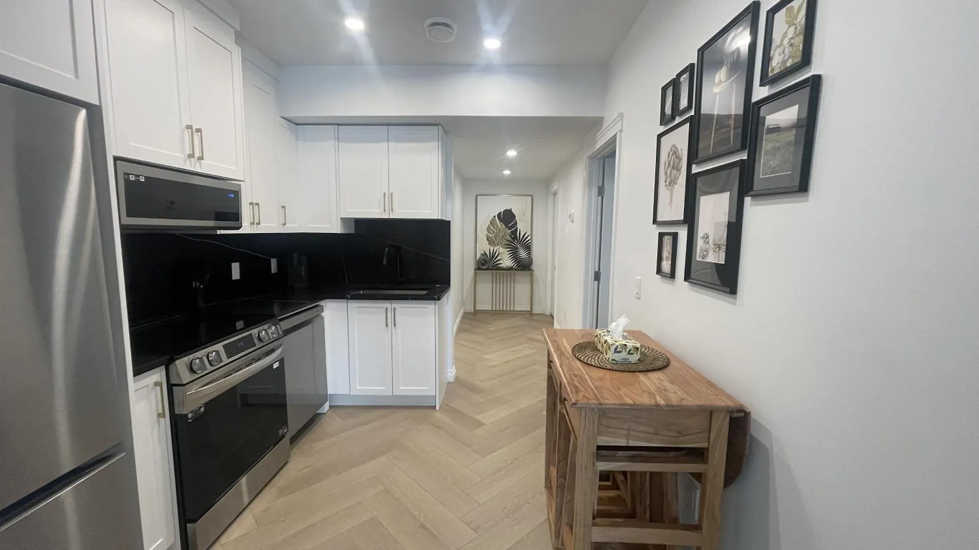 Elite Guest Walkout Basement Suite Retreat YYC 0*,  Canada